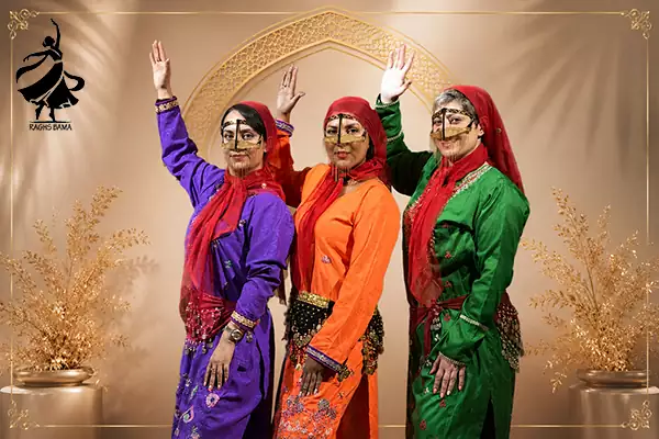 رقص گروهی بندری با لباس‌های سنتی جنوبی در مراسم جشن