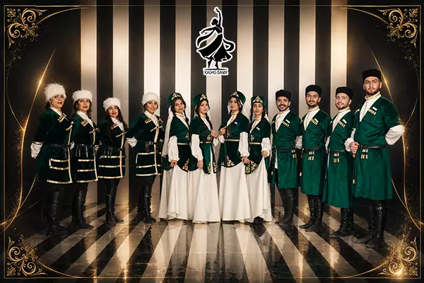 اجرای گروهی رقص فولکلور آذری با حرکات هماهنگ