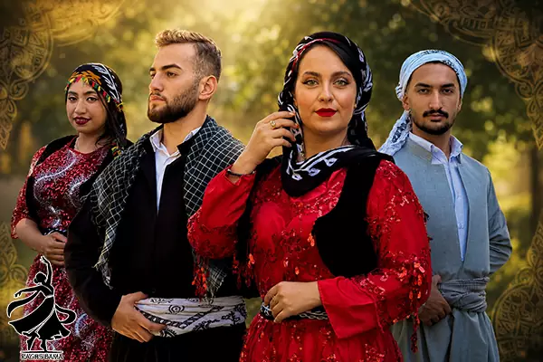 اجرای گروهی رقص کردی در مراسم با حرکات هماهنگ